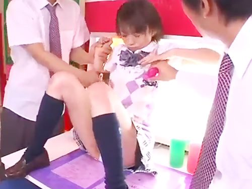 ちょっと天然な女子高生が男子2人から玩具攻め♪気持ちよすぎて3Pハメ☆