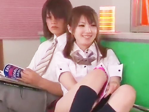 学校で大好きな先生を誘惑してエッチしちゃう女子高生♪