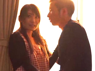 夫のいる自宅でこっそりフェラ。強引な彼に次第に惹かれていく…☆