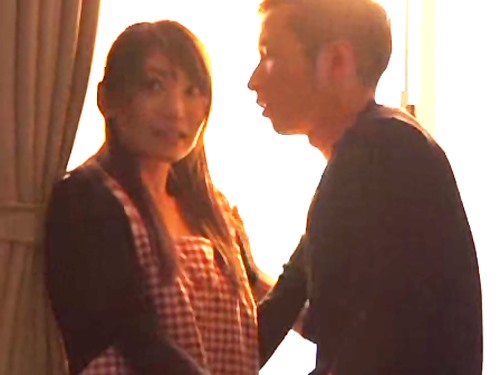 夫のいる自宅でこっそりフェラ。強引な彼に次第に惹かれていく…☆