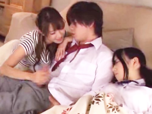 居眠りしている彼女の隣で彼女の姉がこっそりフェラチオ！