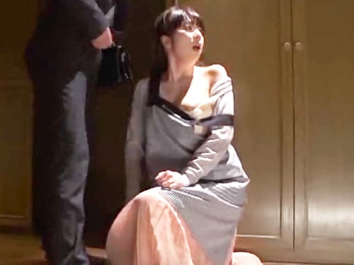 まさかこんな所で！？夫がいる自宅の玄関先でオーナーに強引フェラさせされちゃう☆(その3)