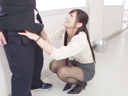 ミニスカートの中に興味津々の男子生徒を廊下で気持よくさせてあげちゃう☆