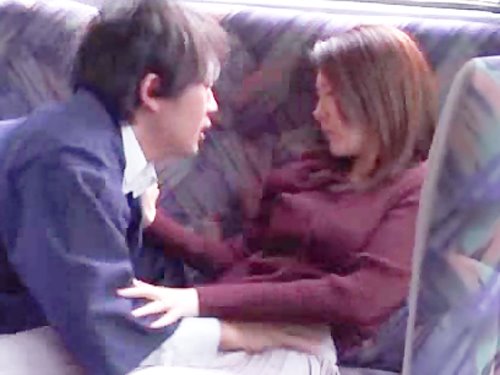 まさかの不倫旅行に?旅行先の旅館の従業員の男性に送迎バスの中で無理矢理…☆(その1)