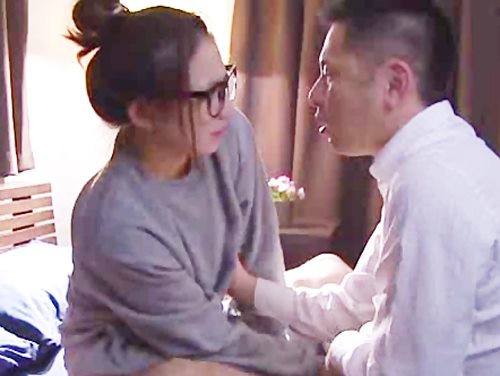 部下の男性と夫のいる自宅で…。部屋着すがたのまま無理矢理!(その2)