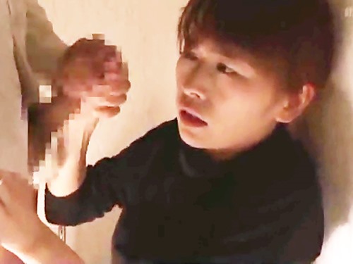 女性として見られていた悦び?②トイレに連れ込まれて強引フェラ。何故か夫とはち合わせ!