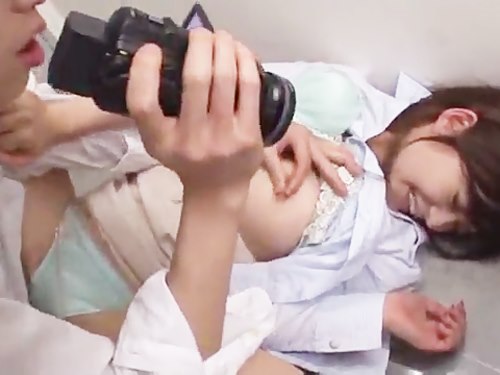 男子生徒に無理やり…!学校の更衣室でレイプシーンを撮影されちゃう!