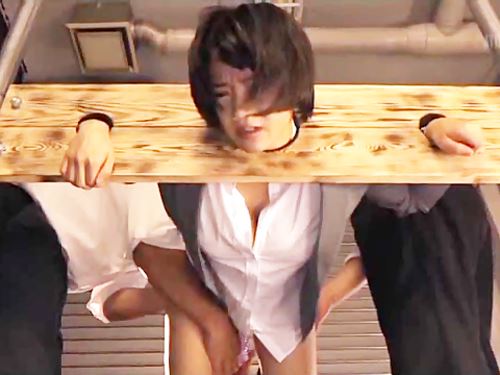 調教されていく女性麻薬捜査官②拘束器具で身動きできないまま媚薬を塗られて玩具攻め!