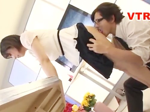 新人アナウンサーが生放送中にバイブ攻め!必死に原稿を読みながらも感じちゃう~☆