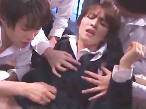 たくさんのクンニで超敏感！調教された女教師が生徒たちに犯されて淫れちゃう！