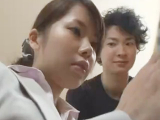 育メンムータンが営業のお姉さんのおっぱいを見て獣の目に…ｗ妻のいぬ間にズコバコ☆