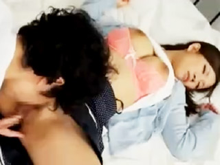 美人ママの寝込みを襲っちゃうムータンｗｗもう～ダメなんだから♪ってズコバコ☆