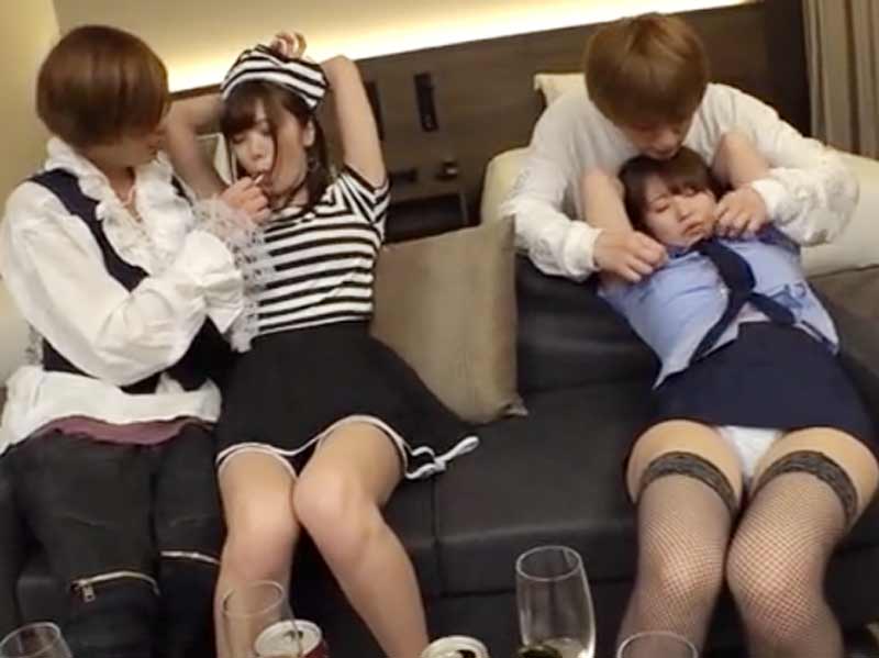 川崎ハロウィーンでナンパされて…イケメン2人とコスプレのまま超快感4P☆