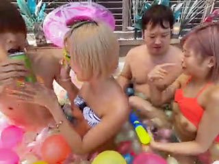 青姦最高～！テラスのボールプールで乱れたビキニで4P乱交ｗ高速ピストンでイキまくり☆