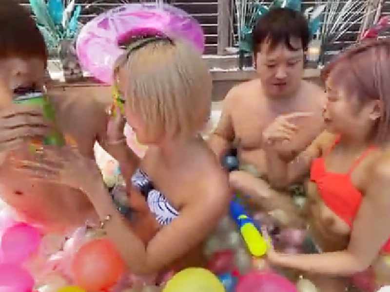 青姦最高～！テラスのボールプールで乱れたビキニで4P乱交ｗ高速ピストンでイキまくり☆