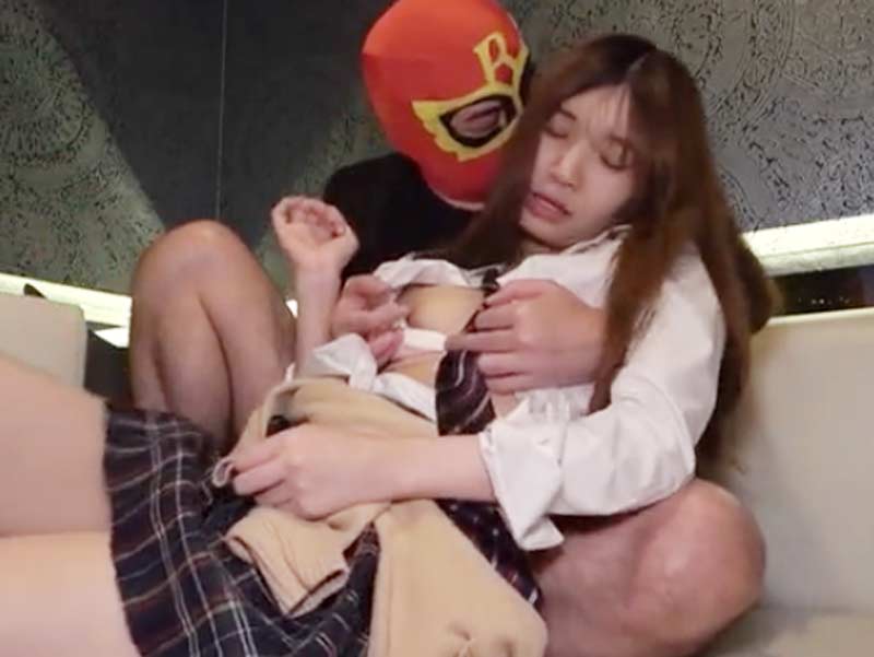 覆面オジサンのテクニックがエロすぎて…乱れた制服のままオモチャ攻めもされてイカされまくり☆