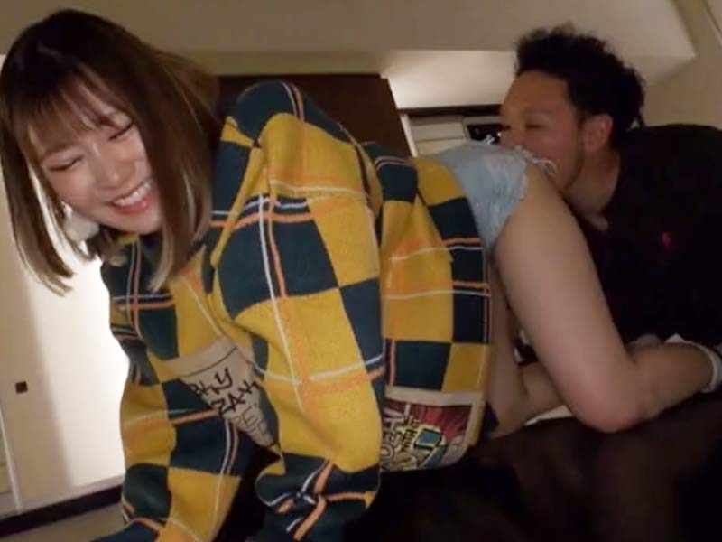 服を着たまま四つん這いでクンニされちゃうｗちょっと刺激的な愛撫に性欲全開☆