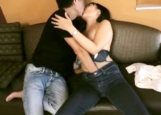 夫以外の男性とのセックスに感じすぎちゃう♪デニムの中でおマンコを弄られてびしょ濡れに☆