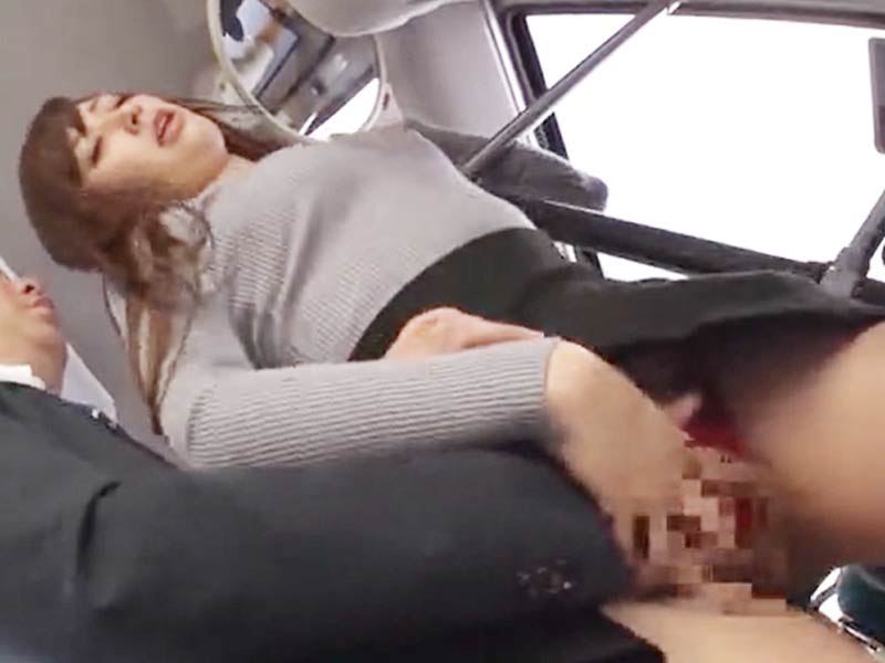 バスでオジサンを逆痴漢♪立ったままクリトリスをいじらたら我慢できずにそのまま挿入~☆