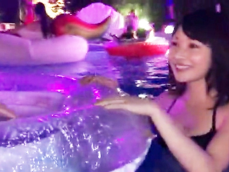 ナイトプールで出会った欲求不満キャバ嬢のピンク乳首とピンクオマンコに興奮が止まらない…1年ご無沙汰の身体がクチュクチュ響いて感じまくっちゃう♪